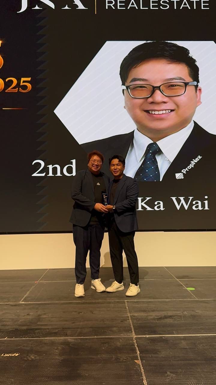 Ka Wai receiving the 2nd Top Producer trophy at the JNA Real Estate Top 5 Awards 2025