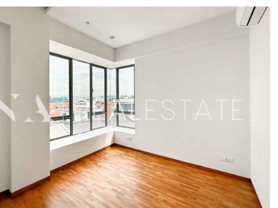 Empty bedroom before home staging